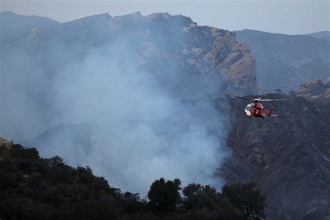 美国加州山火持续 消防直升机在空中灭火 - 图片 - 海外网