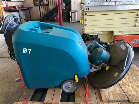 Tennant Floor Scrubber - Oahu Auctions