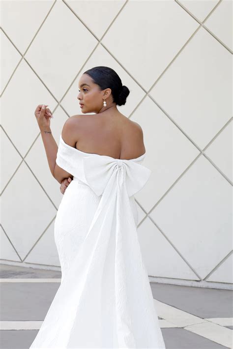 Elegant Plus Size Fit-and-Flare Wedding Dress with Detachable Bow