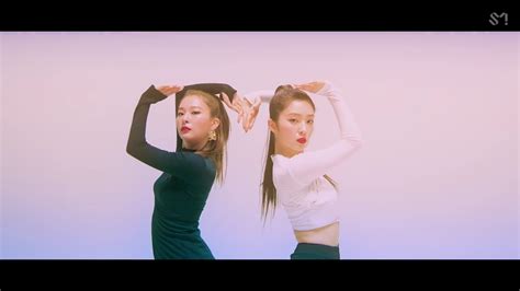 Swoɴιe🌙 #RedVelvet Irene & Seulgi. Naughty Mv Video, Girl G, Park ...
