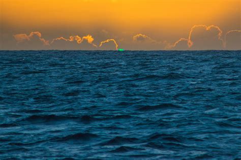'Green Flash' sunset optical phenomena caught on camera : r ...