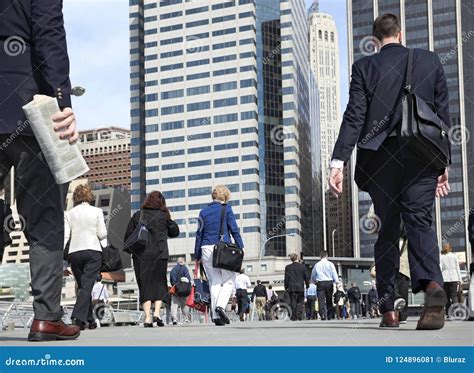 Business People Walking On Street 的图像结果