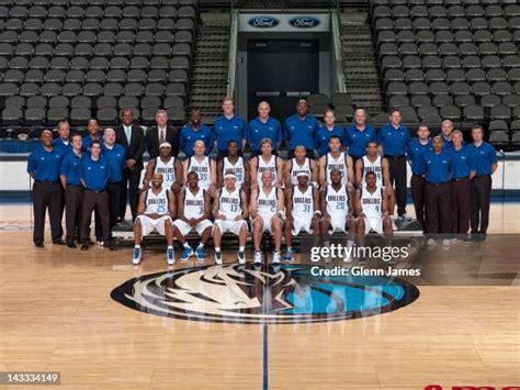 The 2011-2012 Dallas Mavericks pose for their annual team photo on ...