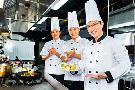 亚洲酒店餐厅厨房里的厨师 高清摄影大图-千库网