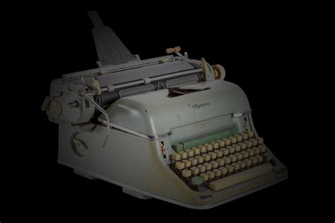 Typewriter Joseph Stefano used to write the screenplay for Alfred ...