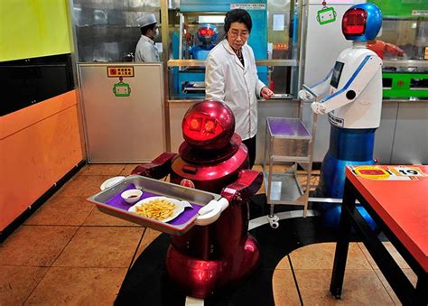 哈尔滨一家餐馆使用机器人烹饪及递餐（图）_经营资讯_职业餐饮网