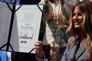 Melania Trump’s very presidential signature on letter…