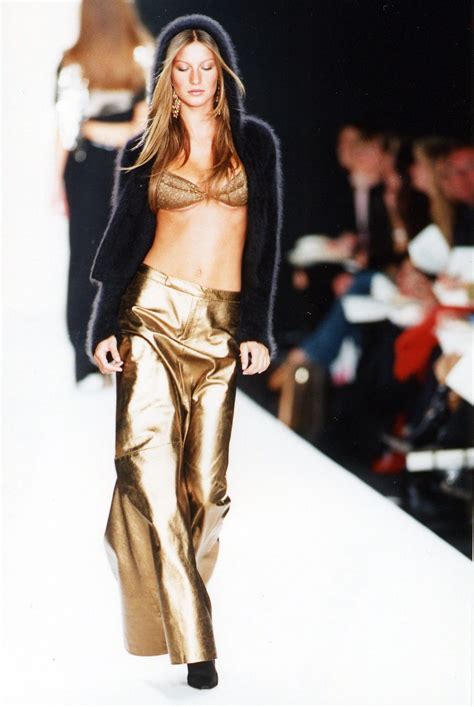 Pin by Andrea 🐾🐾🐾 on Gisele Bündchen | Runway fashion, Runway fashion ...