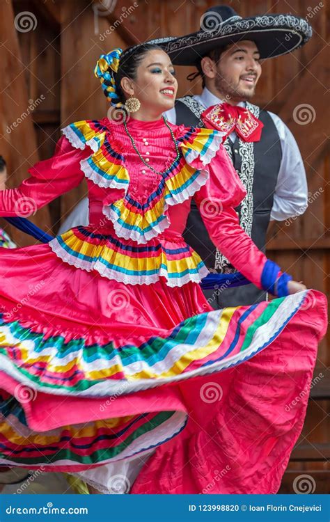 Mexican Dancers in Traditional Costume Editorial Image - Image of ...