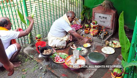 An artisan giving finishing touches to idol of Goddess Durga at ...