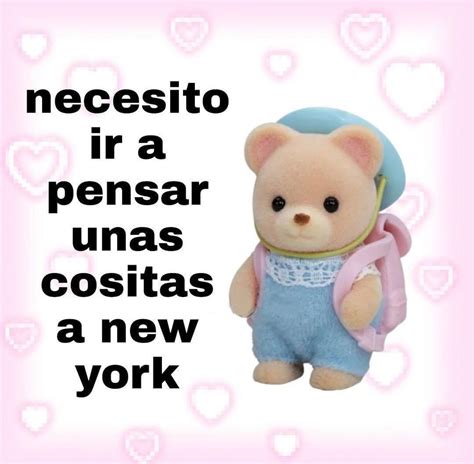 Oso de peluche con sombrero azul y peto