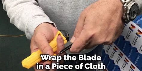 How to Replace Box Cutter Blade 的图像结果