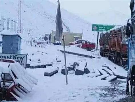 Manali-Leh highway covered with snowfall; police issues travel advisory
