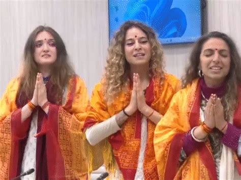 Foreign women recite Shiv Tandava in front of Yogi, VIDEO