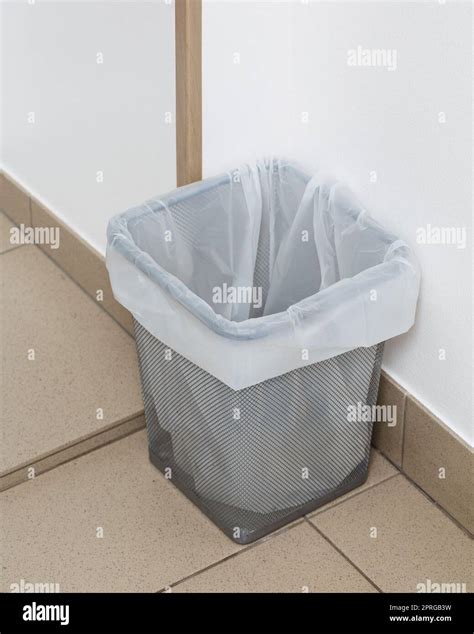 Close up of small trash can with recyclable garbage bag Stock Photo - Alamy