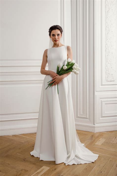 How to steam crepe wedding dress | Beachweddingtips.com