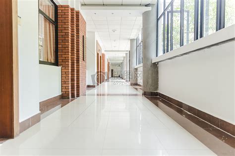 校园教室明亮纵伸走廊过道高清图片下载-正版图片500399541-摄图网
