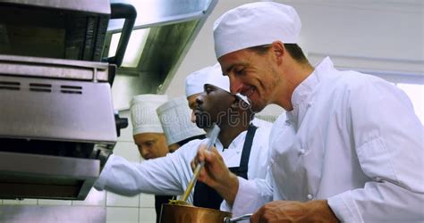 Commercial Kitchen 4K 的图像结果