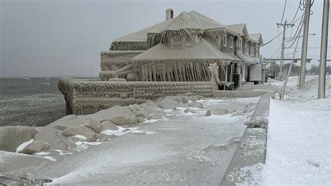 U.S. deep freeze leaves hundreds of thousands without power | Reuters