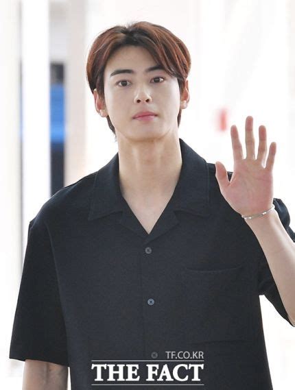 Eunwoo en el aeropuerto de Incheon Salida a París ️ para el evento # ...