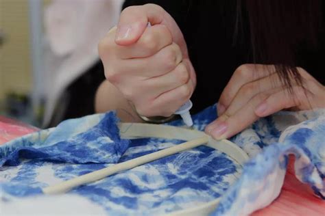 【艺术】传播中华传统手工艺，学生艺术中心举办扎染体验课