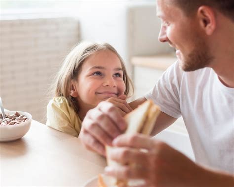 Vader en dochter samen eten | Premium Foto