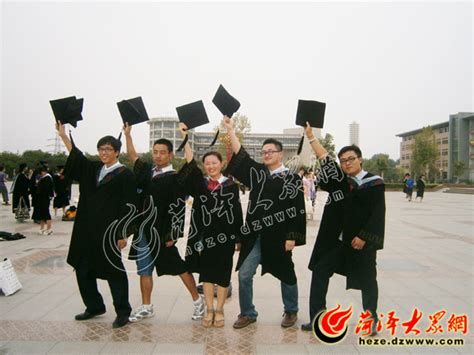 菏泽学院三千余本科生获学士学位 毕业了不想说再见 - 菏泽大众网