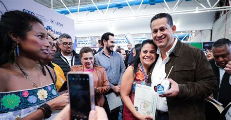 Diego Sinhue Rodríguez entrega 143 distintivos Marca GTO a empresas de ...