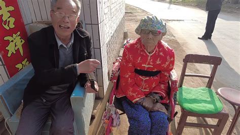 想不到条件很一般的家庭竟然有一位103岁的老太太，看看长得啥样 - YouTube