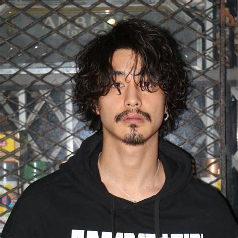 24 Potongan Rambut Keriting Pria Terkeren Wajib Coba! | AllThingsBeauty