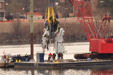 Amid search for victims, crews prepare to remove cockpit of American ...