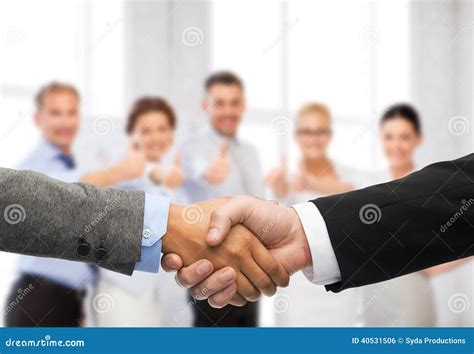 Businessman Shaking Hands 的图像结果