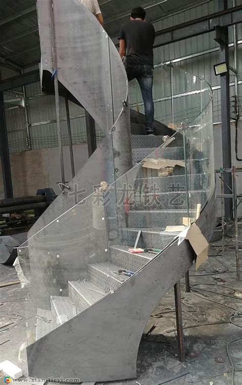 紫汀苑玻璃卡槽钢构楼梯_西安七彩龙装饰工程有限公司