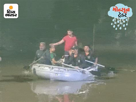 Rainfall in Vadodara city rising water level of Kalaghoda Bridge ...