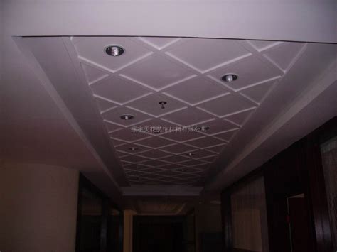 桂林奥迪4S店室内镀锌钢板天花吊顶现场施工中
