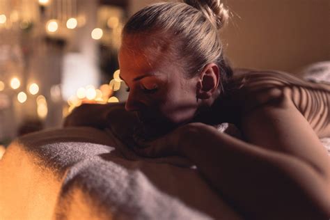 What Is Lomi Lomi Massage? A Complete Guide to the Hawaiian Healing ...