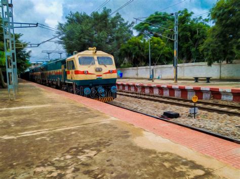 Indian Local Train Image Side View 的图像结果