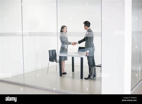 Business Person Shaking Hands 的图像结果