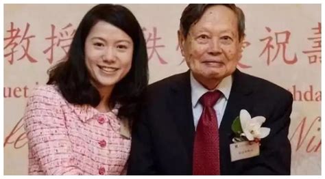 94岁的杨振宁和40岁美艶妻子翁帆近照