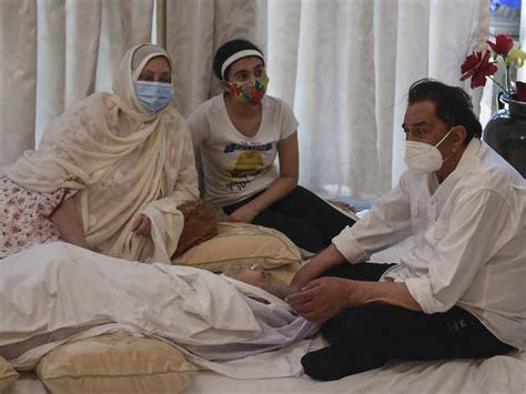 Dilip Kumar Laid To Rest With State Honours; SRK, Thackerays ...