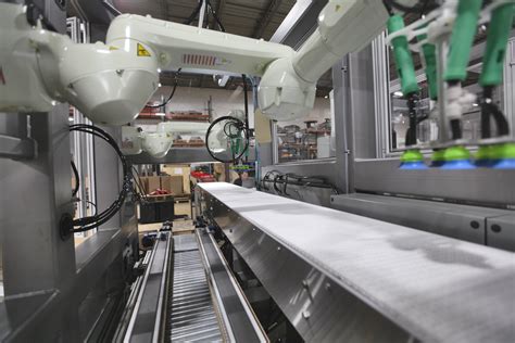 Rezultat imagine pentru Robotic Arm Case Packing Machine