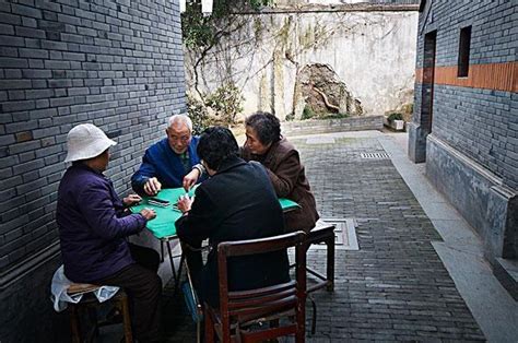重庆麻将馆个个座无虚席，一堆闲人天天打牌，他们靠什么谋生_腾讯新闻