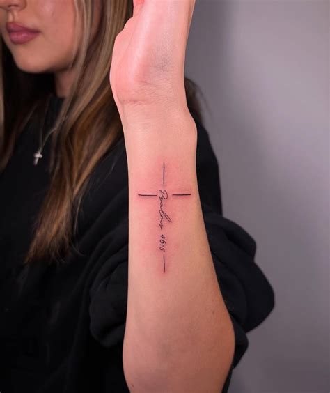 15 Meaningful Cross Tattoos For Women | Fabbon