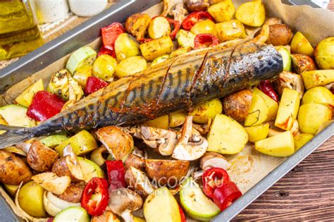 Скумбрия в духовке с картошкой и овощами — рецепт с фото пошагово