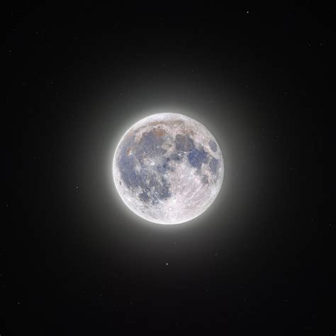 This incredible image of the Moon has been made by 2,80,000 photos ...