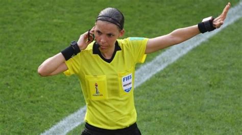 பிஃபா கால்பந்து உலகக் கோப்பை தொடர் | முதல் முறையாக மகளிர் நடுவர்களை ...