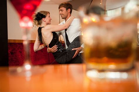 微笑的情侣在酒吧跳舞高清图片下载-正版图片501444742-摄图网