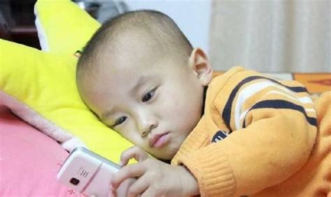 长期玩手机对儿童大脑有什么影响 孩子玩手机上瘾怎么办 _八宝网