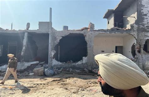 बिस्कुट फैक्ट्री पर डिच मशीनों ने मचाई भारी तबाही - ditch machines ...