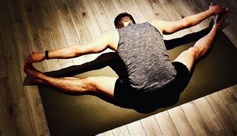 उपविष्ठ कोणासन योग करने का सही तरीका, फायदे और सावधानियां | How To Do ...